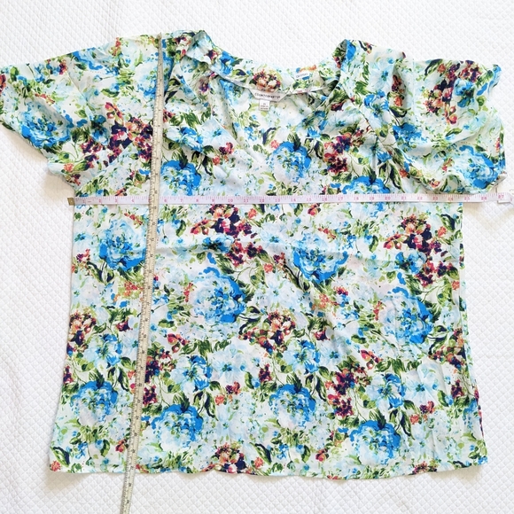 COUNTERPARTS NWT Floral Flutter Sleeve Blouse with V-neck - Picture 13 of 16